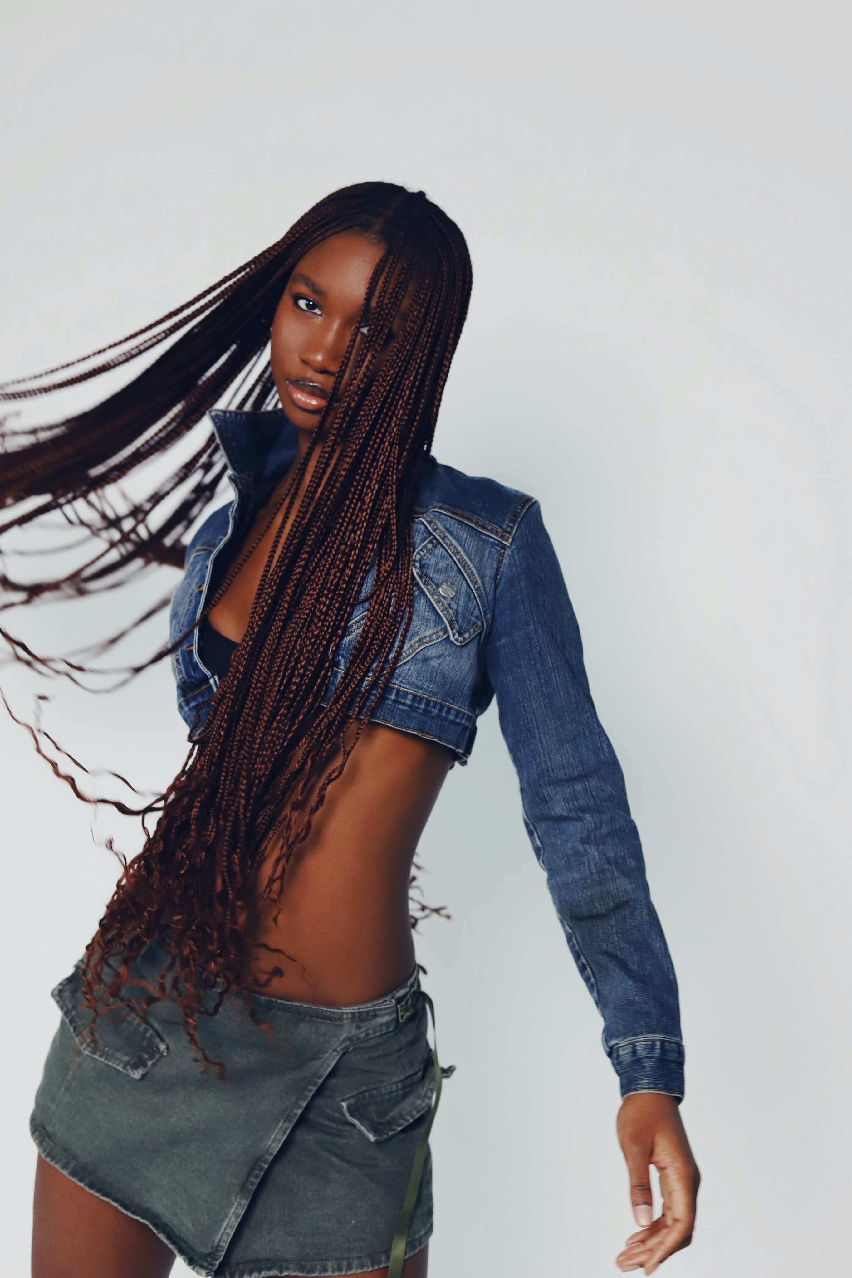 Knotless braids con dettagli colore — atelier Milano
